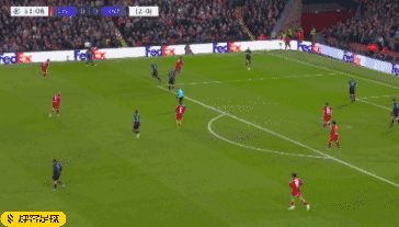 球星赛后把奖杯给队友，太暖心