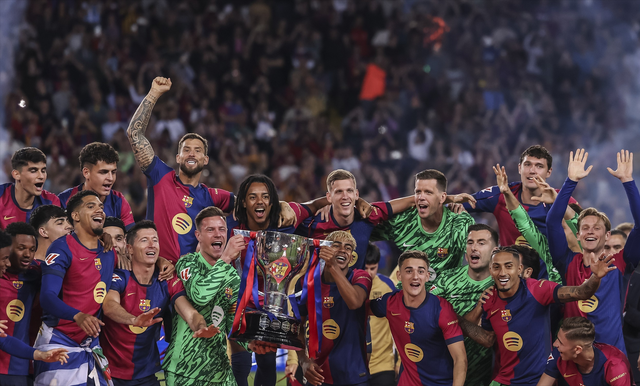 普拉蒂尼等尤文传奇与一线队见面，并参观海瑟尔惨案纪念碑