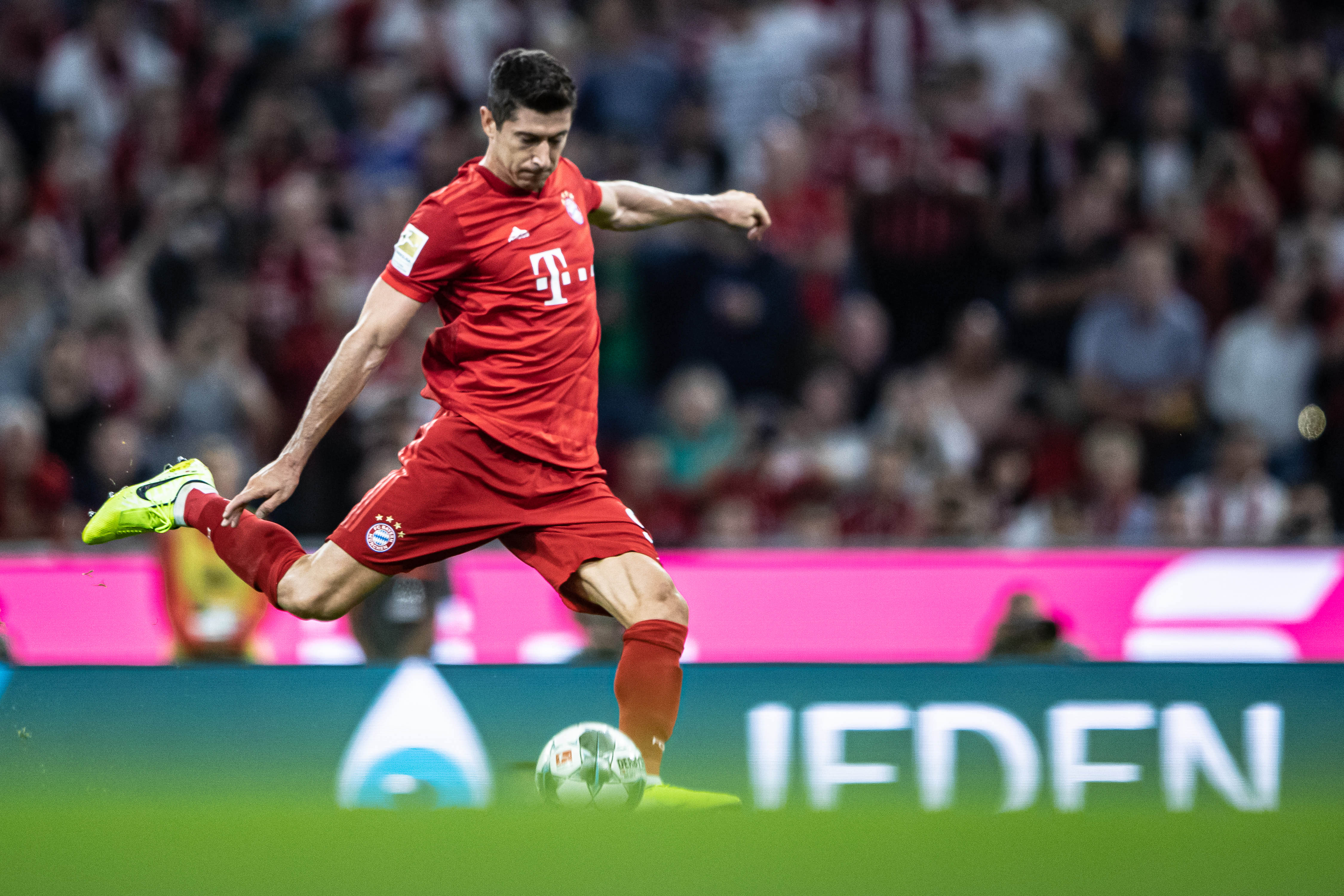 阿图什杯球员进球后跑上看台给母亲献花，后两黄变一红被罚下