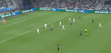 欧冠赛前穆里尼奥与两名昔日弟子重逢，并亲吻了斯内德的光头