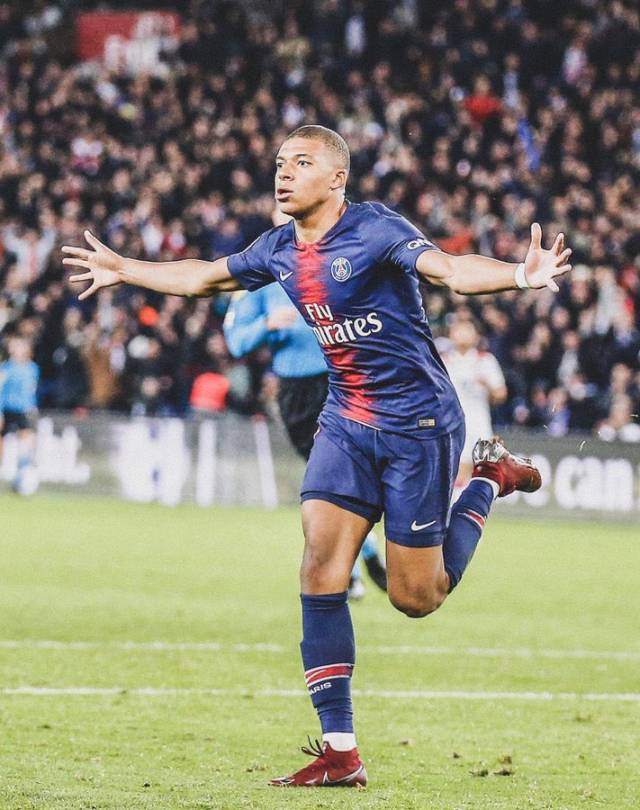 勇士官方：格林扭伤右脚，本场比赛不会回归