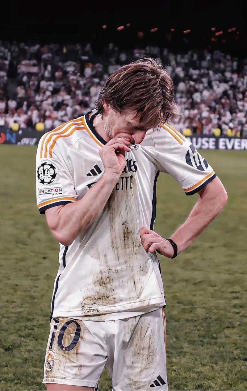 托蒂：说C罗的坏话只能说明你在嫉妒他，他和梅西的水平相当